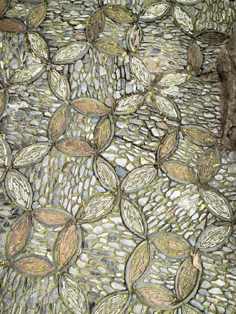 留園里的石子路,只要有斷開處,圖案排列必不同整個園子